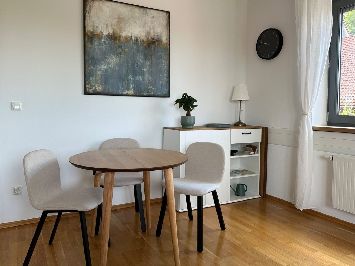 Einladender Praxisraum für psychotherapeutische Sitzungen in der Praxis Viola Hoffmann in Mauerstetten