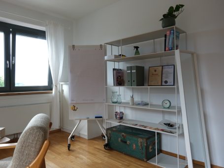 Behandlungsraum der Praxis Viola Hoffmann, ruhige und geschützte Umgebung für Psychotherapie Behandlungsraum der Praxis Viola Hoffmann, ruhige und geschützte Umgebung für Psychotherapie